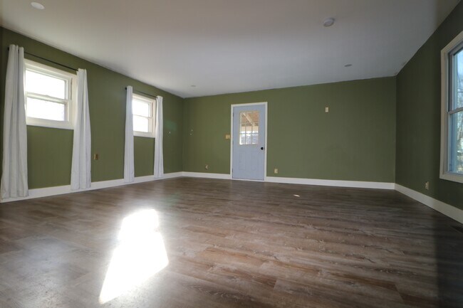 Building Photo - 511 W Pine St