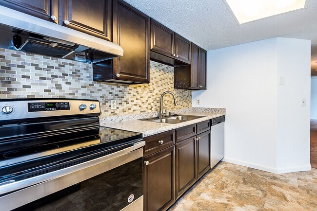 Building Photo - IDEAL CENTRAL LOCATION IN PORT CHARLOTTE