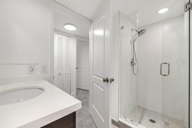Building Photo - 9407 Fontainebleau Blvd