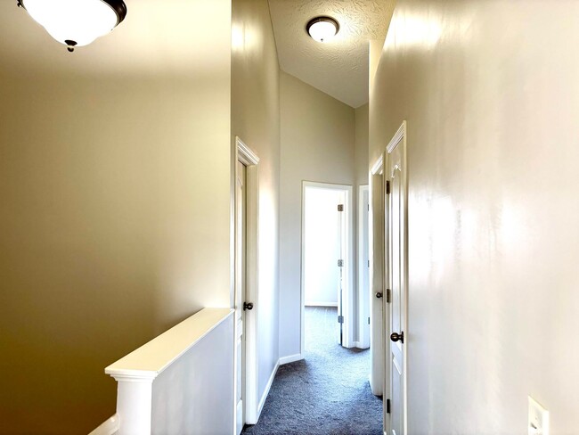 Building Photo - Don't miss out on this great 3 bed 3.5 bath townhouse with tons of amenities!