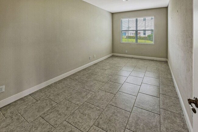 Building Photo - 2/2+Den Coach Home Available Annually!