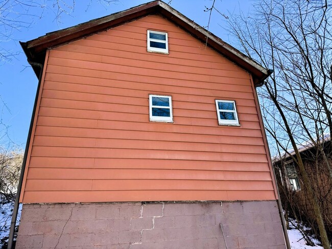 Building Photo - 917 Perry Hwy