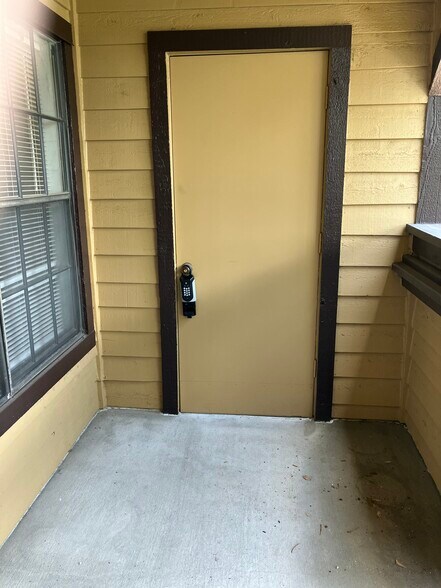 Building Photo - 360 Lake Ontario Ct