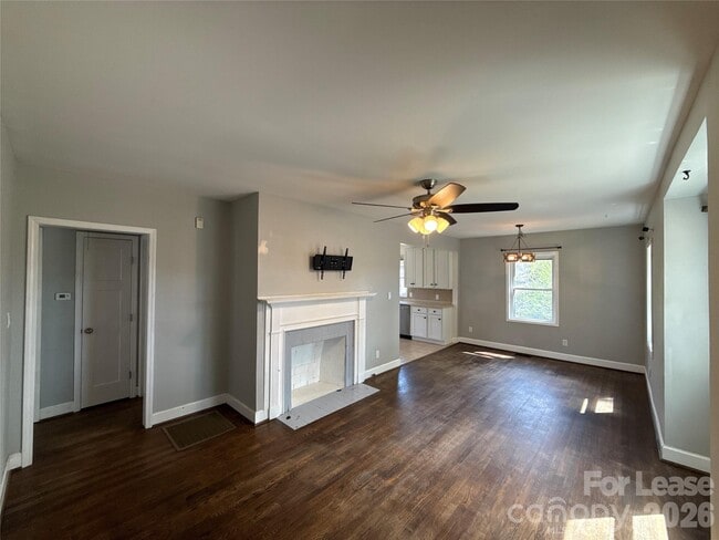 Building Photo - 2520 Brentwood Pl