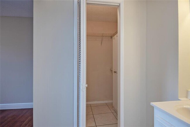 Building Photo - 9410 Live Oak Pl