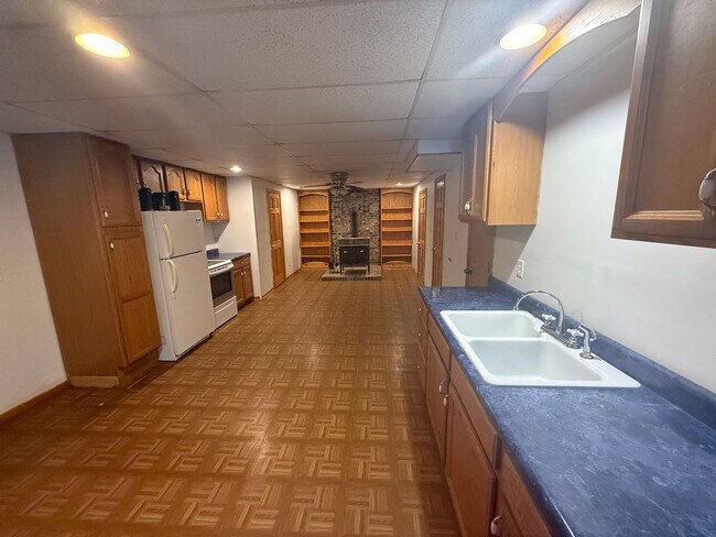 Building Photo - Spacious 5 Bedroom Home in a Peaceful Country Setting
