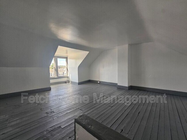 Building Photo - 909 E Princess St