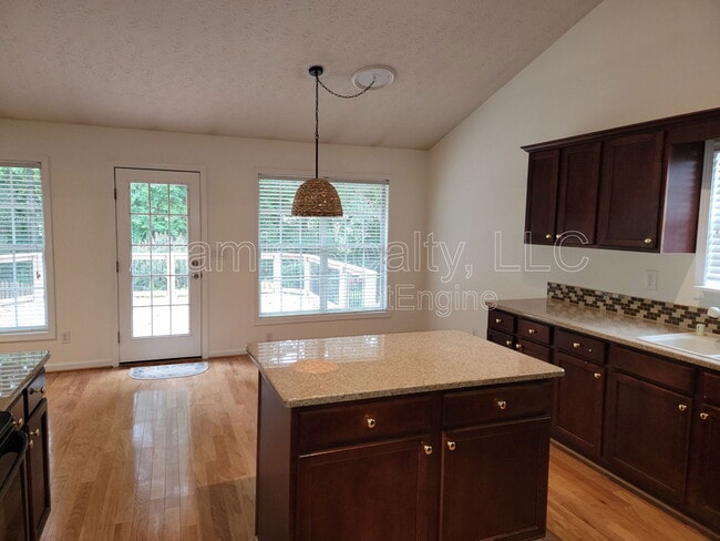 Building Photo - 3241 Cranberry Ln NE