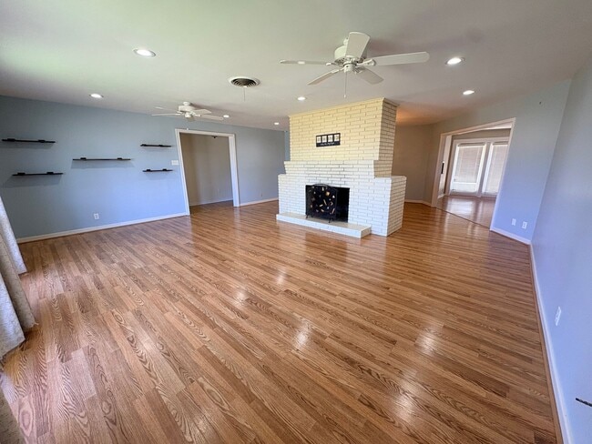 Building Photo - 901 Fair Oaks Ln