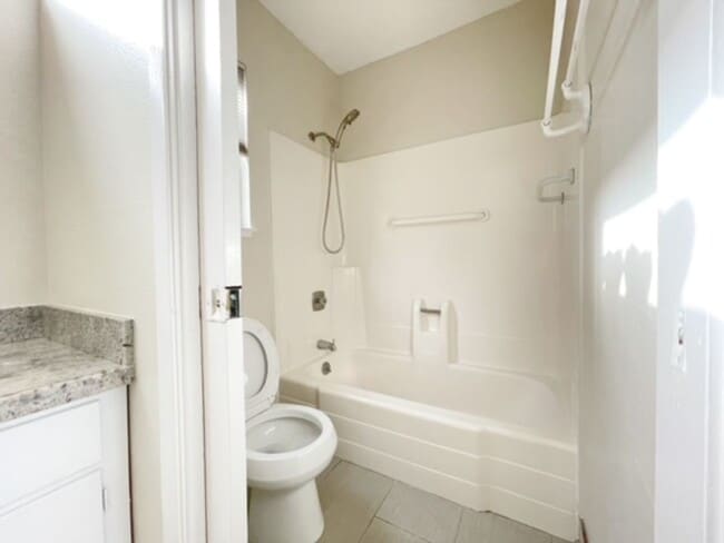 Building Photo - 3Bedrooms 2Baths In a Quiet Area W/Detached Garage/Hook Ups