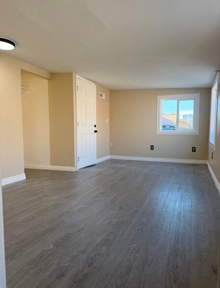 Building Photo - 830 N Modena St