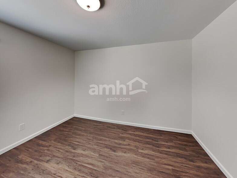 Building Photo - 5023 Highland Crest Dr