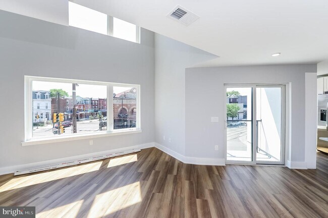 Building Photo - 3965 Lancaster Ave
