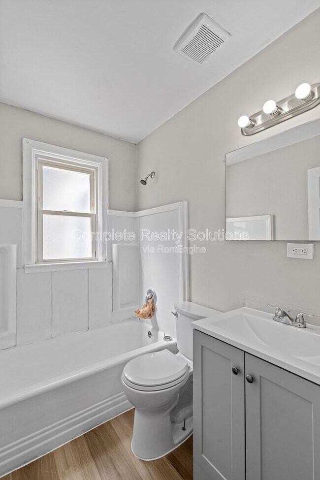 Building Photo - 7120 Greenhaven Dr