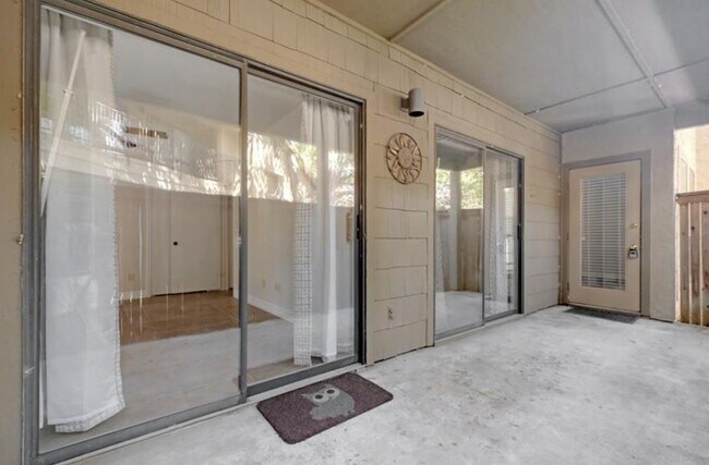 Building Photo - 1202 Thorpe Ln