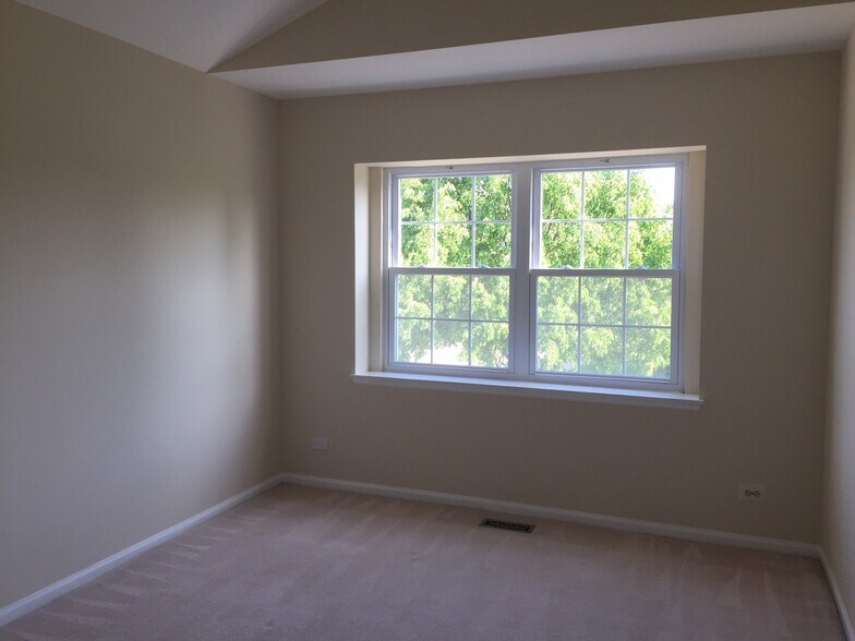Building Photo - 396 Bentley Pl