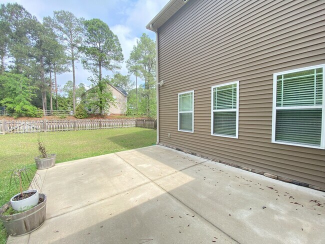 Building Photo - 351 Maplewood Dr