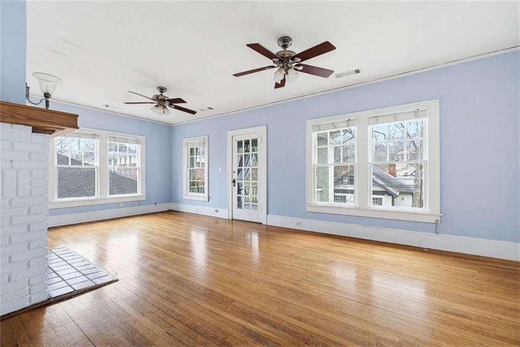 Building Photo - 114 E Maple St