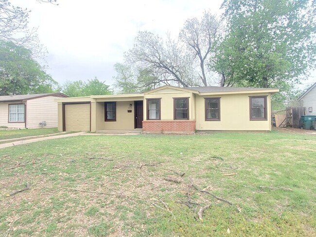 Building Photo - 3-1 with Garage - S Fort Worth Near I-35 & I-20