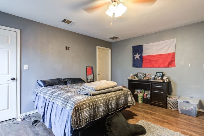 Building Photo - Rare find 5-bedroom 4-bathroom home near T...