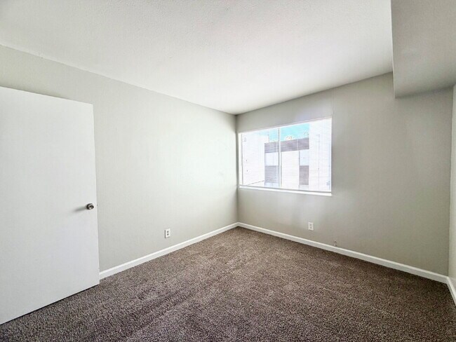 Building Photo - HIVE SUMMER MOVE-IN SPECIAL: 3 BEDROOM CONDO | COMMUNITY POOLS + WALKING TRAILS | CENTRAL LAS VEG...