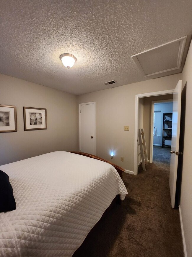 Building Photo - Charming 3 bedroom house near buck lake fo...