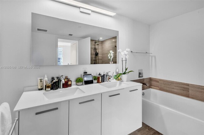 Building Photo - 1300 Brickell Bay Dr