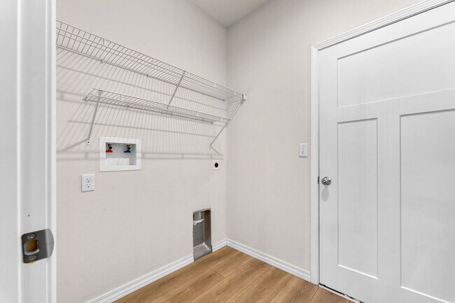 Building Photo - NEW LUXURY 3 BED 2 BATH 2 CAR GARAGE DUPLEX