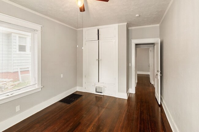 Building Photo - Available now!  517 S. 35th St.  4 Bedroom, 2 Bath Great Midtown location, 1 car garage.