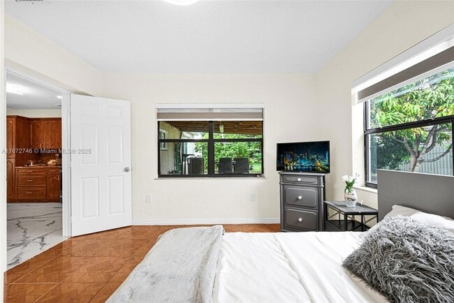 Building Photo - 6840 SW 26th Ct