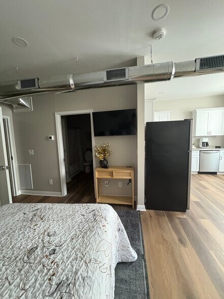 Building Photo - 111 E Main St