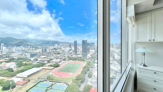 Building Photo - 2 BEDROOM HIGH FLOOR UNIT IN KAKAAKO