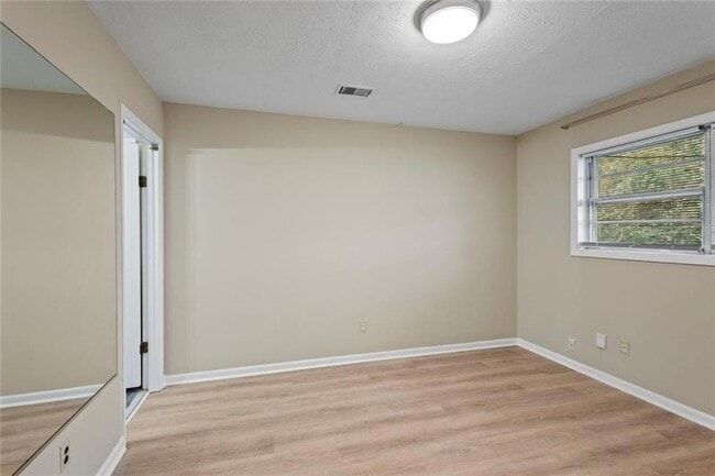 Building Photo - 1201 Shoreham Dr