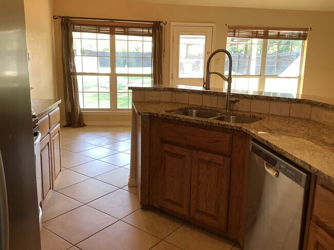 Building Photo - 409 S Rhomberg St