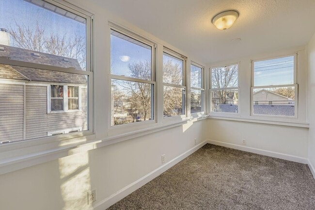 Building Photo - 988 Reaney Ave E