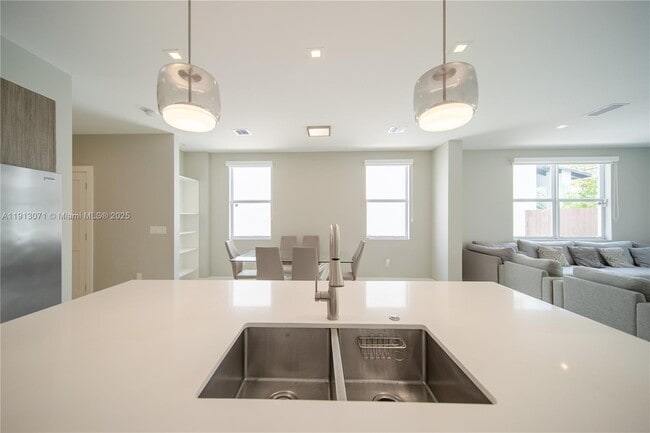 Building Photo - 3651 SW 26th St