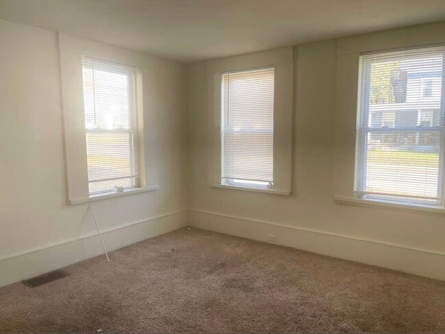 Building Photo - 322 Central St