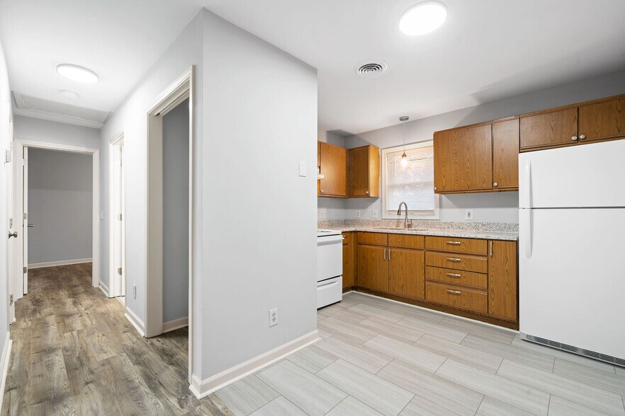 Building Photo - 221 Park Ln