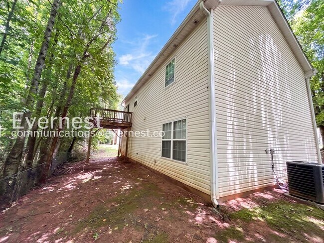 Building Photo - 3 Bed, 2 Bath Home with Garage / Pet-Friendly / Available Now!