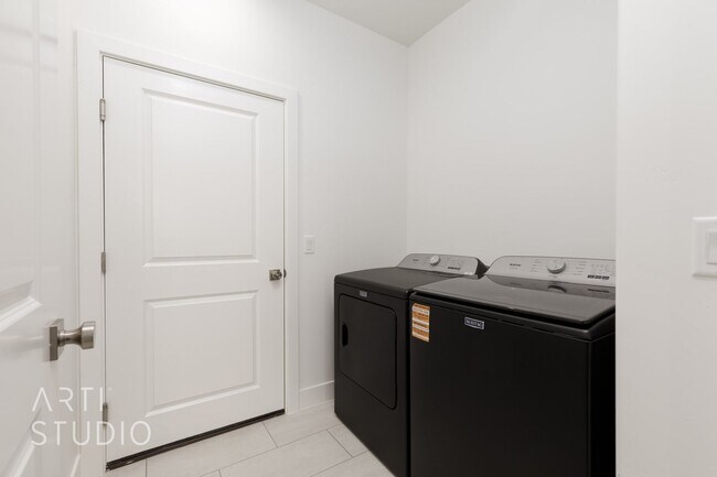 Building Photo - Brand New 3 Bed / 2 Bath Duplex – Modern L...