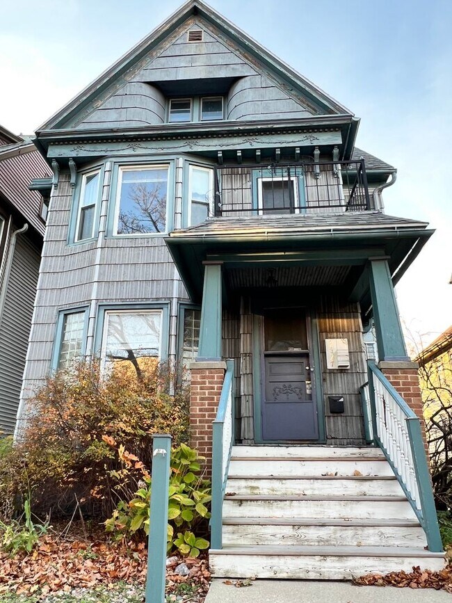 Building Photo - Gorgeous 4 Bedroom East Side Single Family Home!