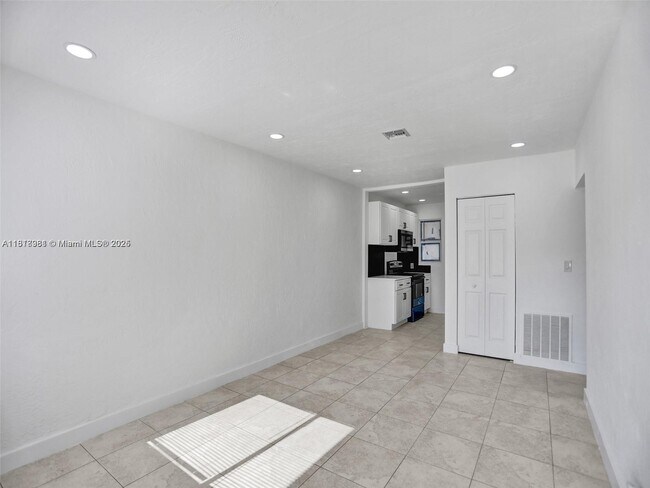 Building Photo - 708 N 20th Ave