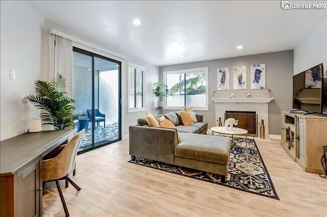 Spacious Livng Area - 701 Kettner Blvd