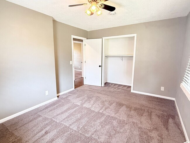 Building Photo - 667 Parkwood Dr