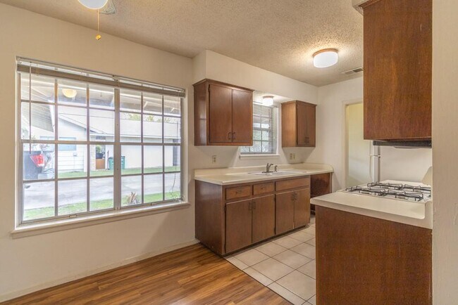Building Photo - 8110 Exmoor Dr