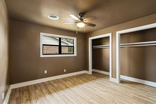 Building Photo - 3 Bedroom, 1.5 Bath Beauty!