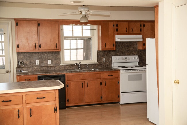 Building Photo - Large 3 Bedroom + Bonus Room with Laundry ...
