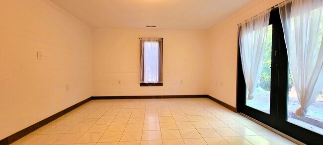 Building Photo - Remodeled secluded wooded oasis off of Qualla Road with handicap access