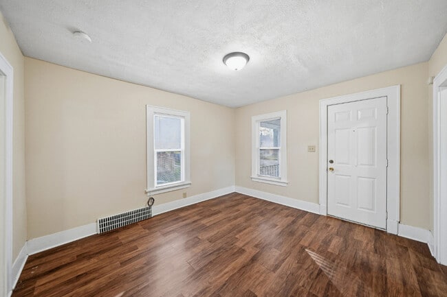 Building Photo - 410 D St