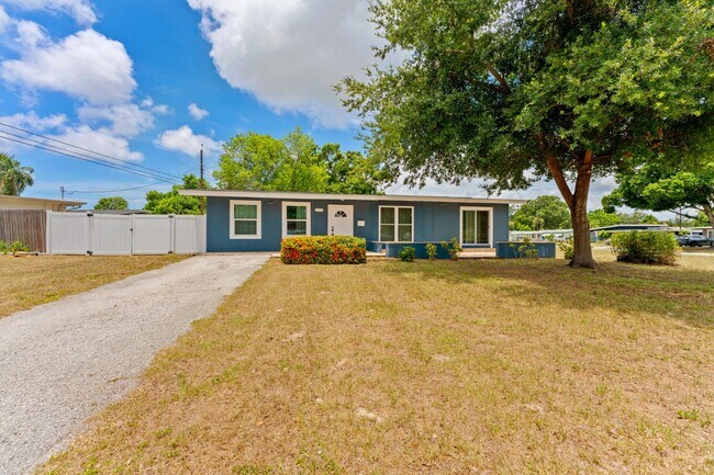 Building Photo - Stunning 3 BR/2 BA home in Heart of St. Pete!